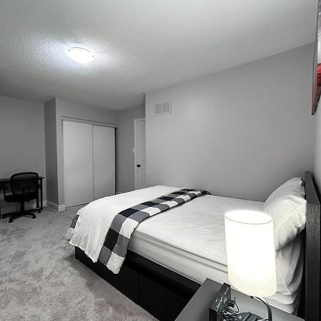 Room In Oshawa, 24/7 Security, Free Parking ภายนอก รูปภาพ