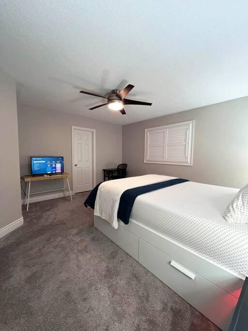 Room In Oshawa, 24/7 Security, Free Parking ภายนอก รูปภาพ