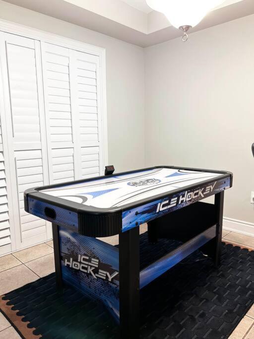 Room In Oshawa, 24/7 Security, Free Parking ภายนอก รูปภาพ