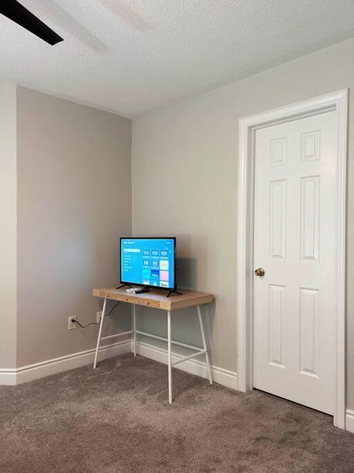 Room In Oshawa, 24/7 Security, Free Parking ภายนอก รูปภาพ